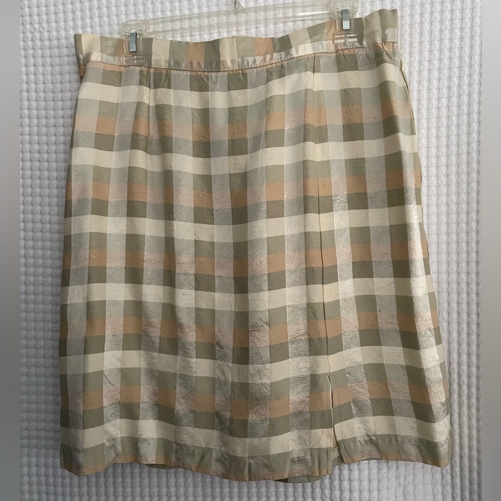 67 KAROL PLACE Cream, peach and khaki skirt. Size 16.